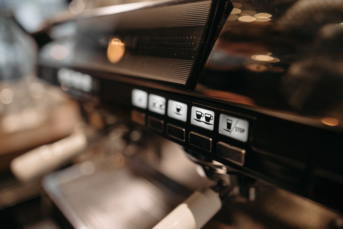 自宅のコーヒーメーカーでコーヒーを淹れる様子
