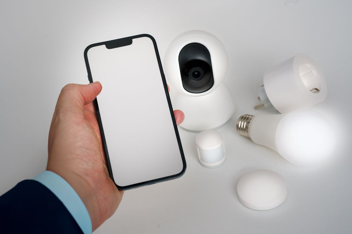 スマートホーム機器で部屋の照明を扱う様子