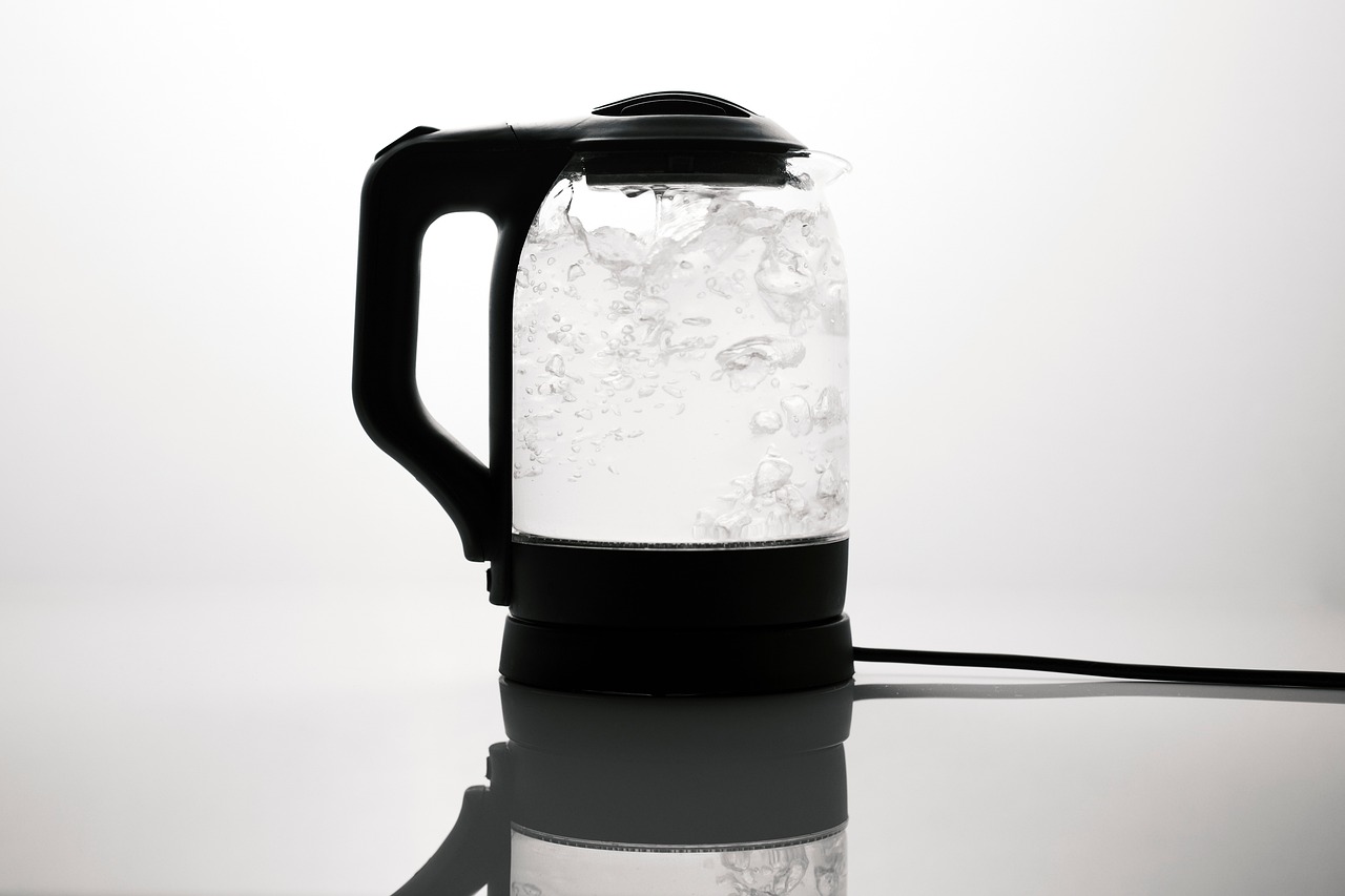 中身が見えるガラス製の電気ケトル