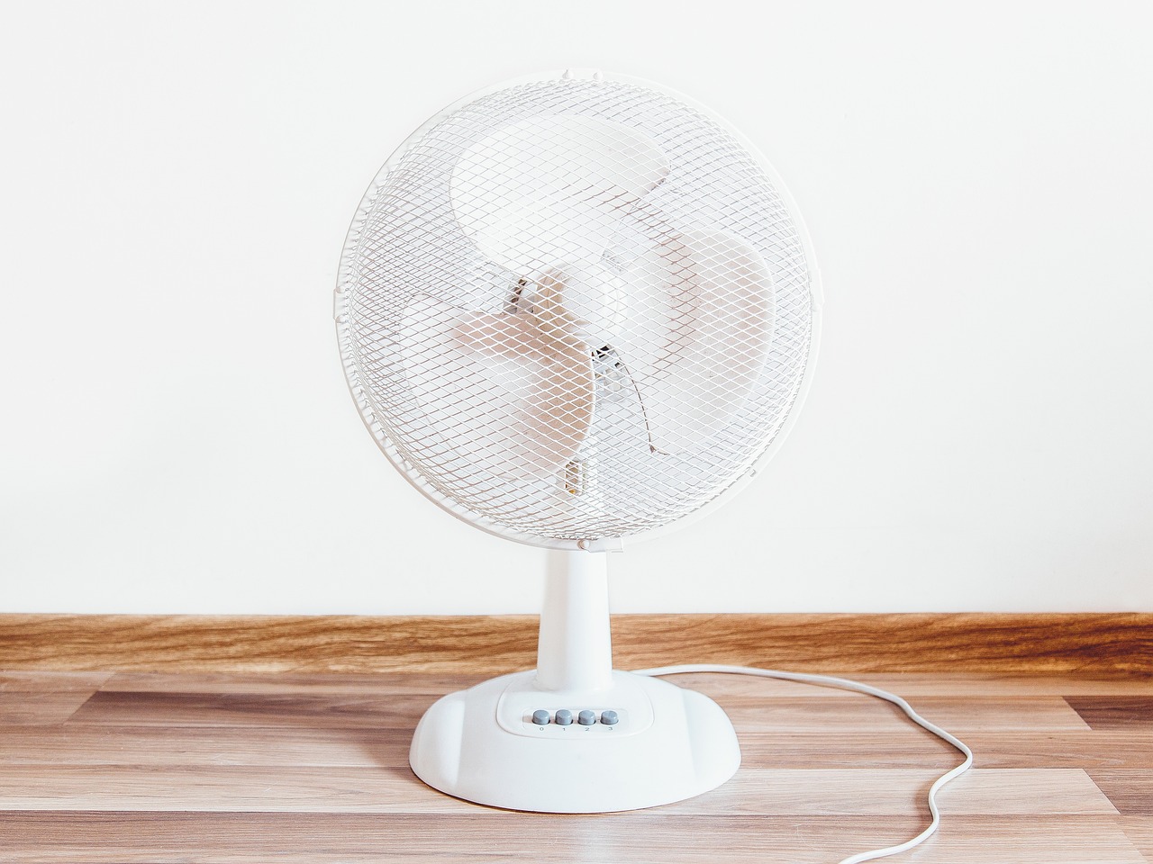 電源コードをつないだ卓上の扇風機