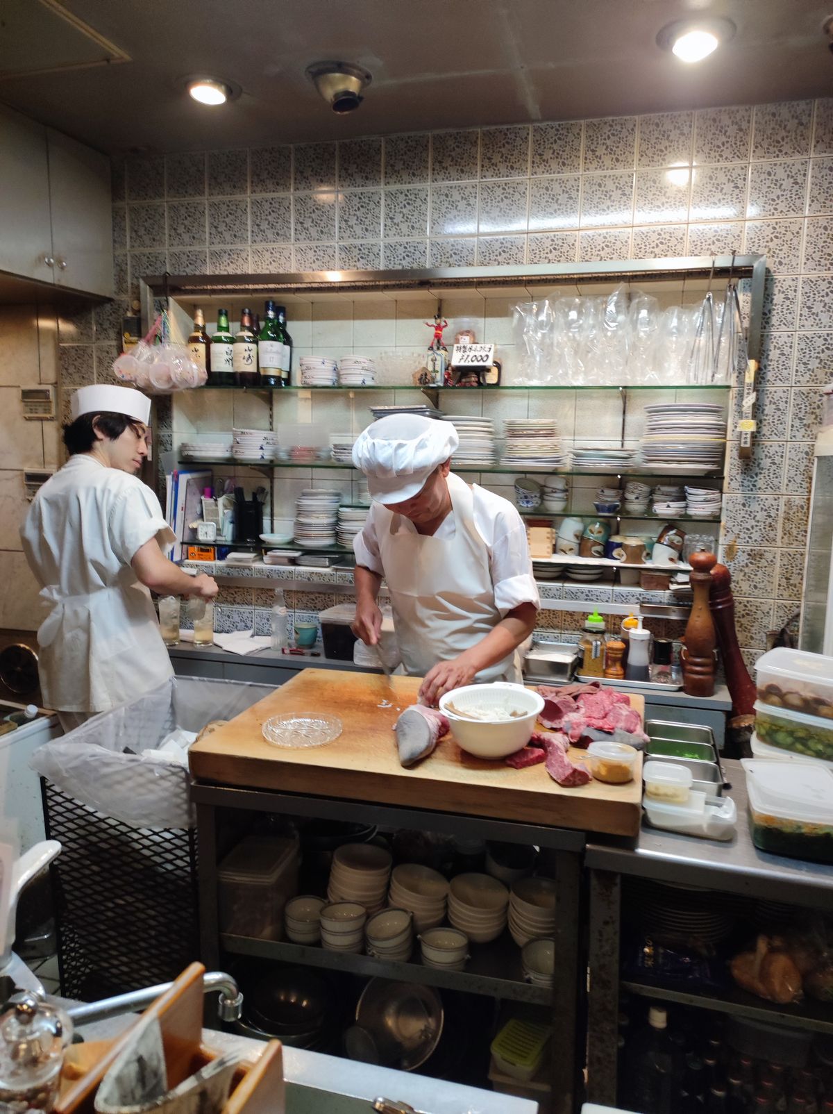 キッチンに置いた炊飯器と炊きあがったごはん
