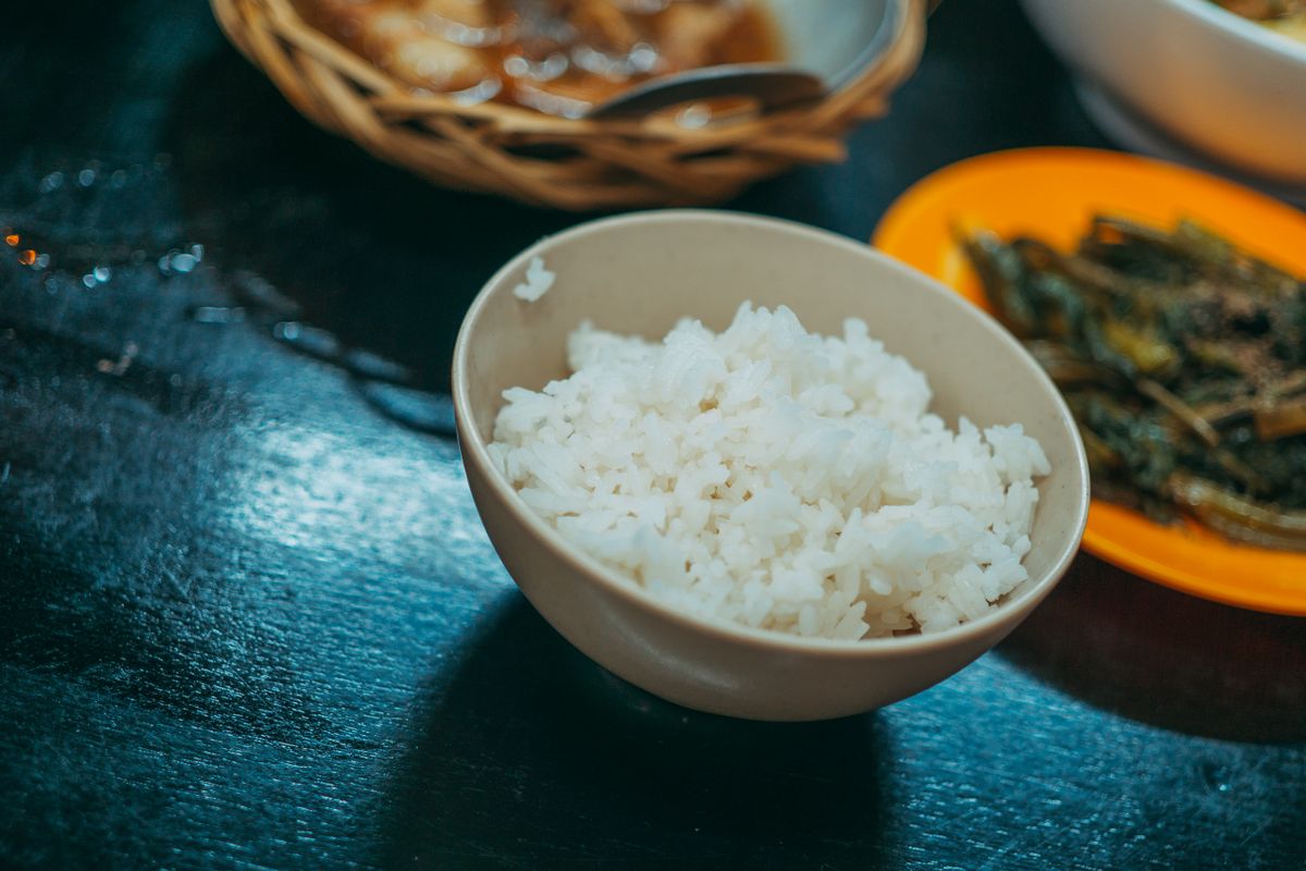 炊飯器の設置スペースを測っている場面