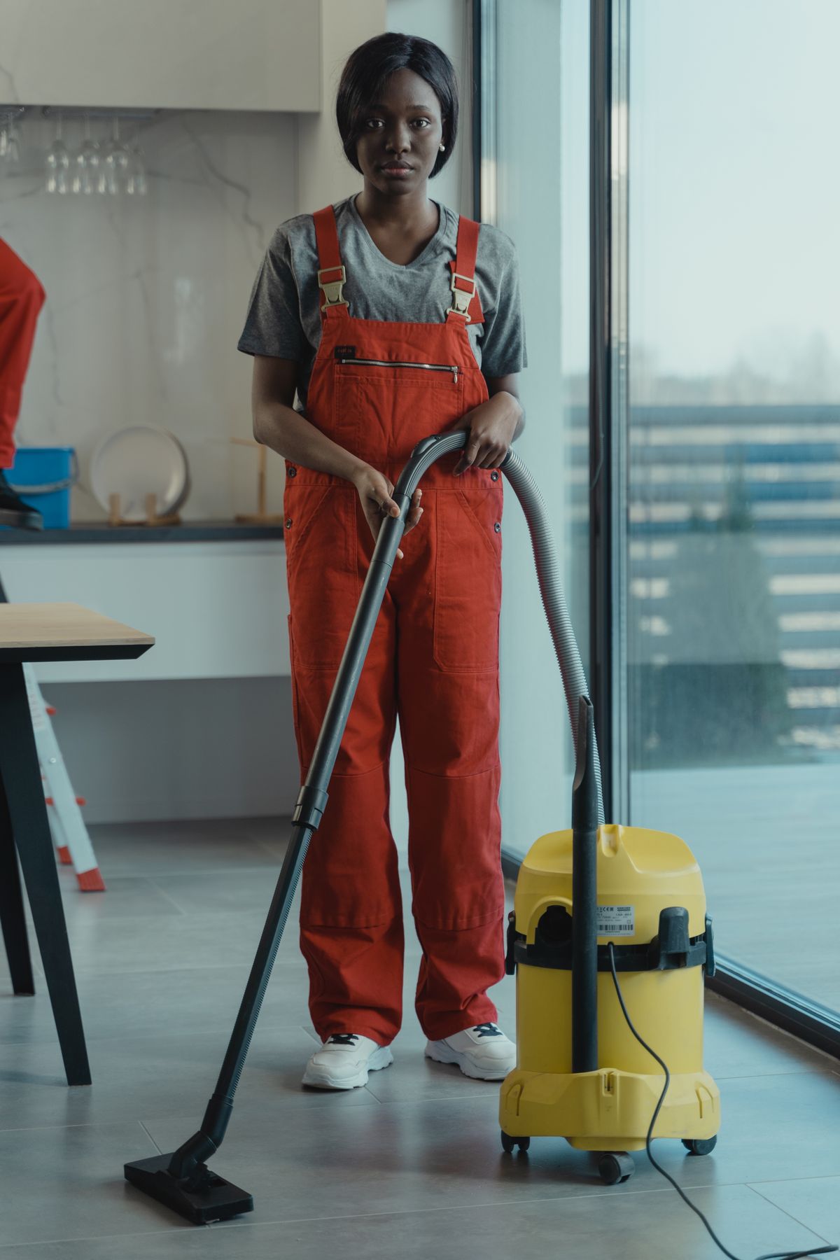 掃除道具を手に部屋を片付ける様子