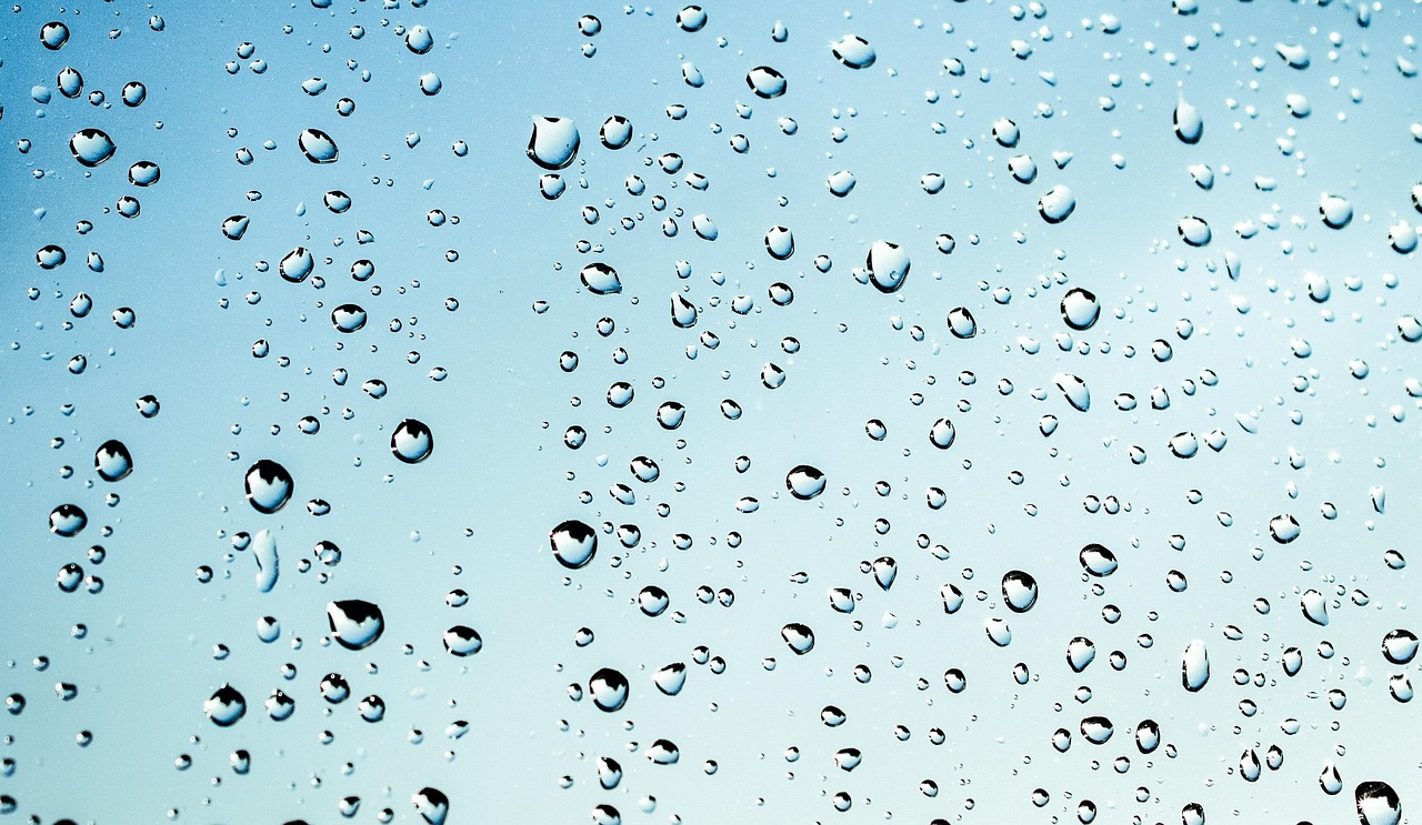 雨粒のついた窓ガラス