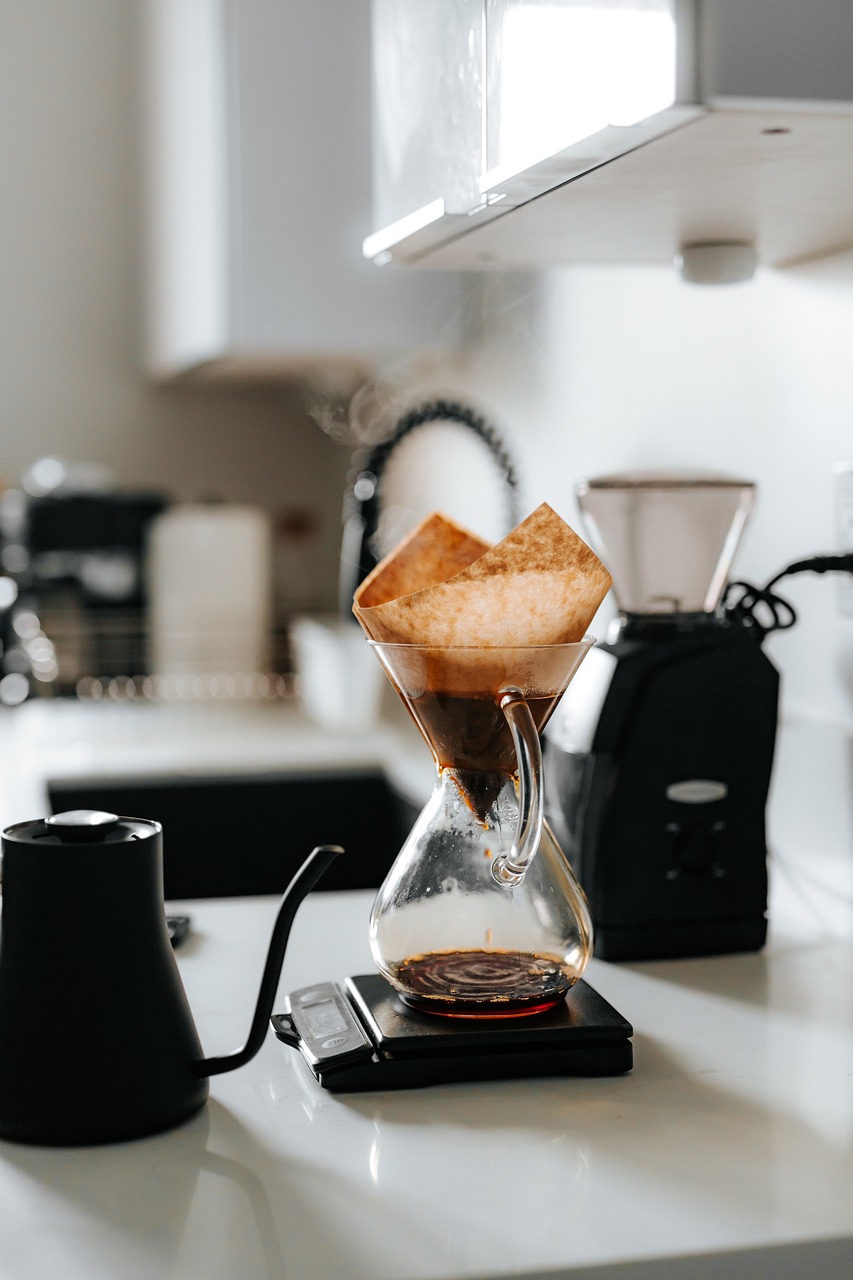 キッチンに置いたコーヒー器具と電気ケトル