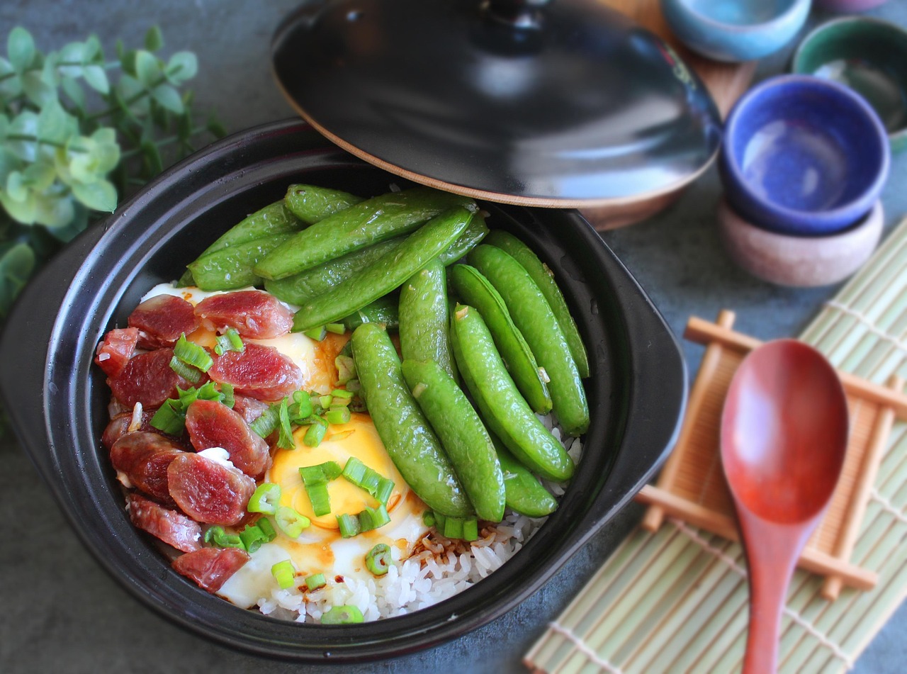 土鍋で炊いたごはんと具材